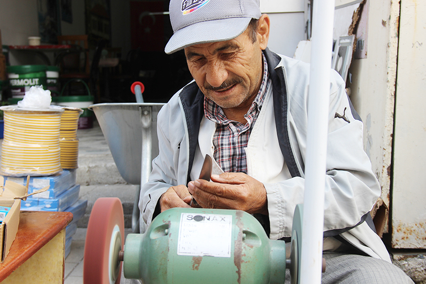 Yozgat’ta yaklaşan Kurban Bayramı öncesi vatandaşlar, kurban kesiminde kullanacakları bıçakları