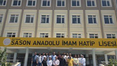 Gönüllü akademisyenlerin katkılarıyla, davet edildikleri okullarda kimi zaman sohbet havasında,