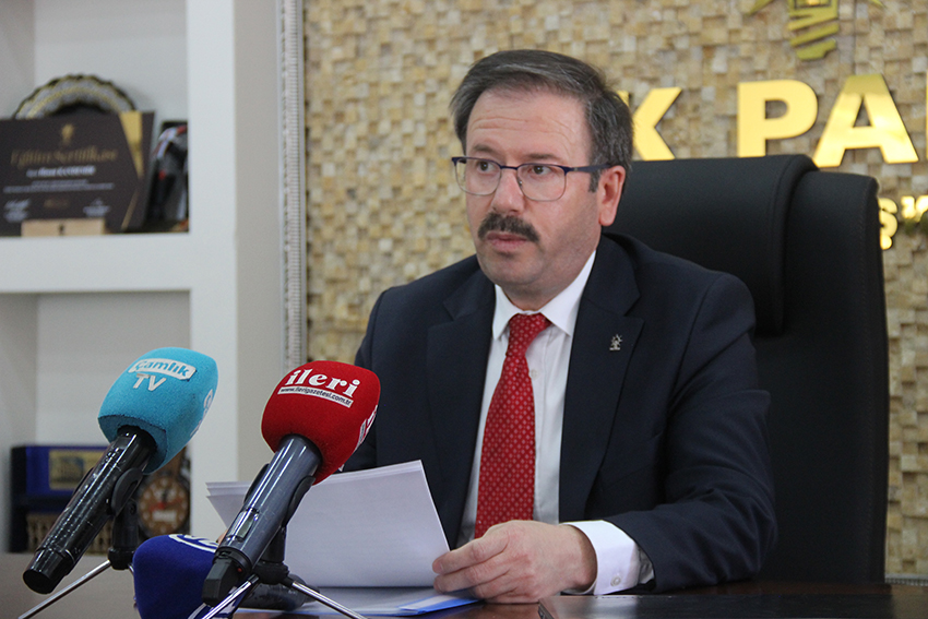 AK Parti Yozgat İl Başkanı Av. Hasan Kandemir, parti binasında