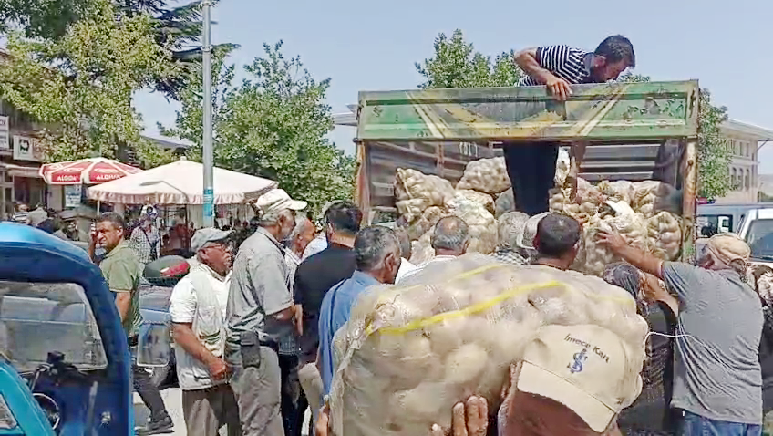 Yozgat’ın Aydıncık ilçesinde çiftçiler, üretim maliyetlerini karşılayamaz hale geldikleri gerekçesiyle