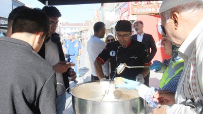 Yozgat Belediyesi, Muharrem ayının başlangıcı dolayısıyla vatandaşlara aşure ikram etti.