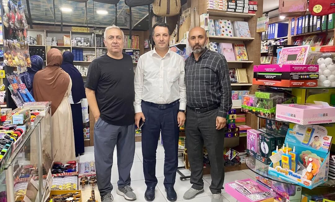 Sorgun Kaymakamı Abdurrezzak Canpolat, mesai bitimi ilçedeki esnaf ziyaretlerine devam