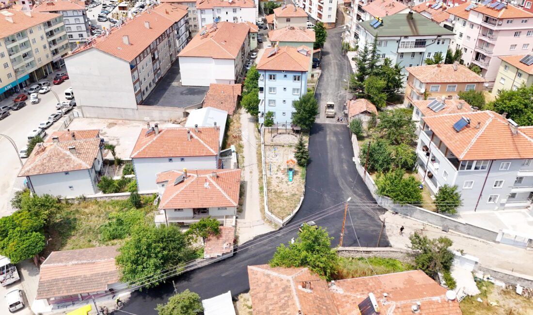 Akdağmadeni Belediyesi, ilçede ulaşım altyapısını güçlendirmek amacıyla başlattığı sıcak asfalt