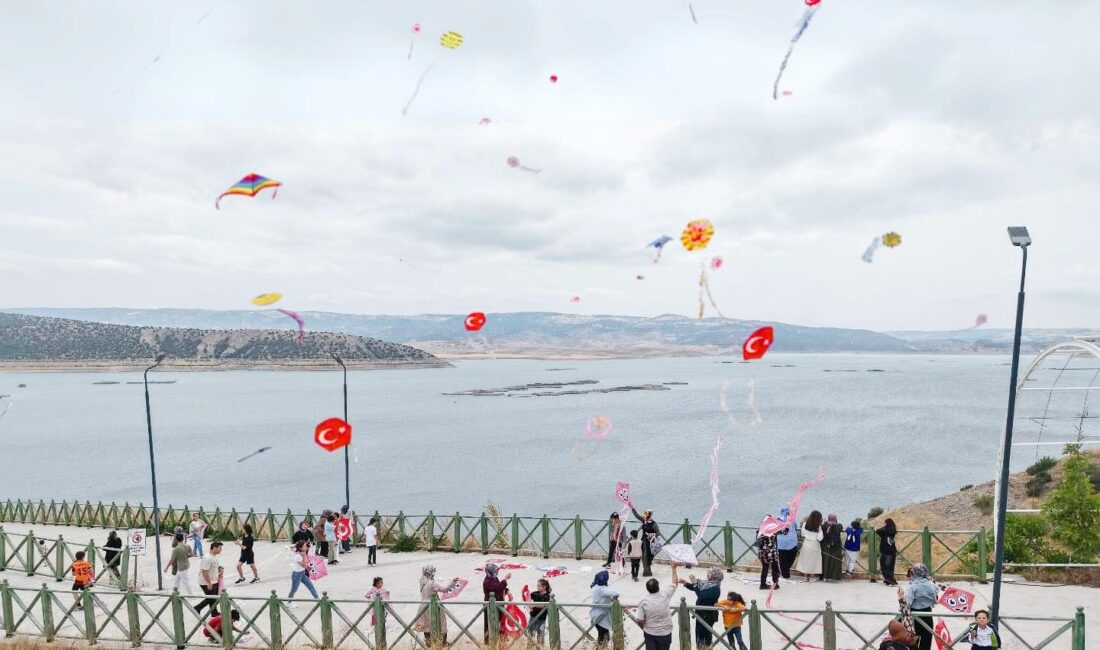 Çekerek Belediyesi tarafından Lavanta Adası’nda düzenlenen Uçurtma Şenliği, vatandaşların yoğun