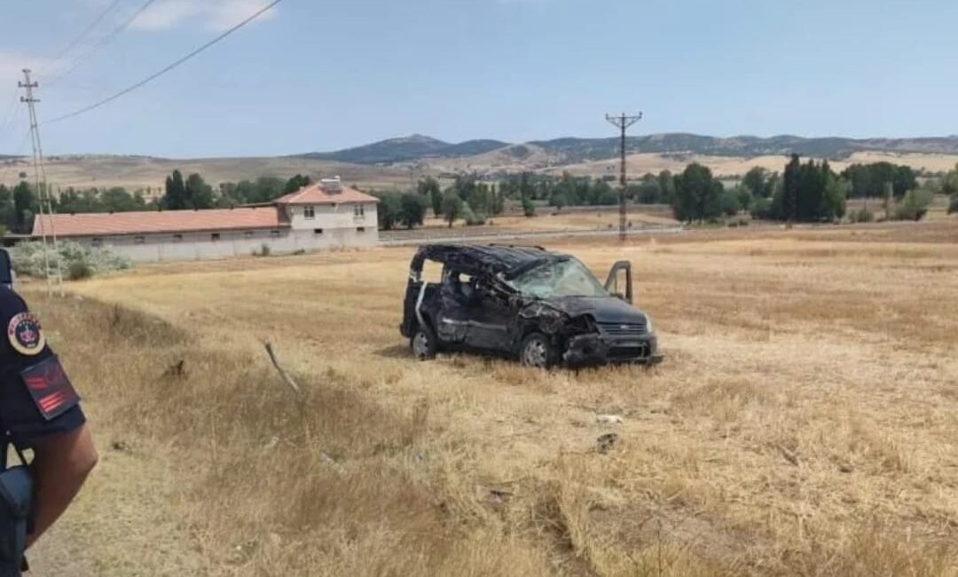 Yozgat’ın Sorgun ilçesinde hafif ticari aracın park halindeki iş makinesine