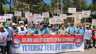 Memur-Sen Yozgat İl Temsilciliği, Cumhuriyet Meydanı’nda düzenlediği eylemle, hükümetin memur