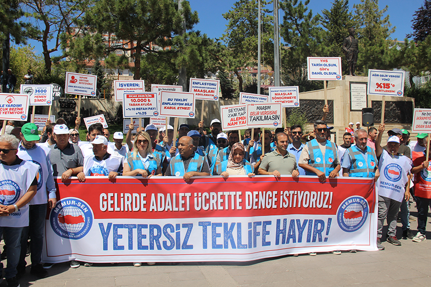 Memur-Sen Yozgat İl Temsilciliği, Cumhuriyet Meydanı’nda düzenlediği eylemle, hükümetin memur