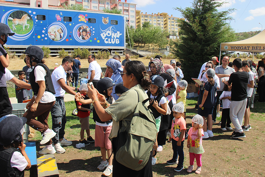 Yozgat Belediyesi, Türkiye Jokey Kulübü’nün katkılarıyla düzenlediği etkinlikte çocuklara unutulmaz