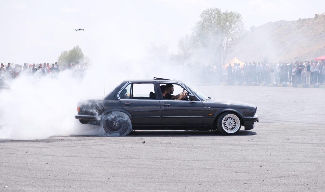 Sorgun Belediyesi tarafından bu yıl ikincisi düzenlenen Modifiye Araba Buluşması,