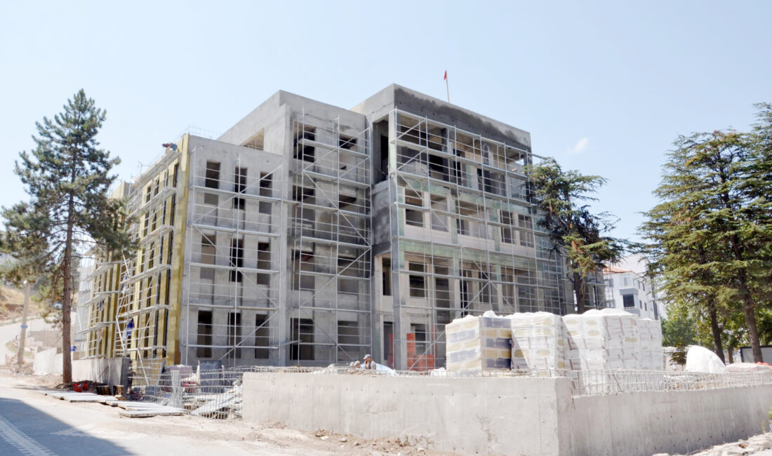 Sarıkaya ilçesinde yapımı devam eden yeni Hükümet Konağı inşaatı tüm