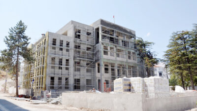 Sarıkaya ilçesinde yapımı devam eden yeni Hükümet Konağı inşaatı tüm