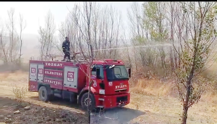 Yozgat’ın Fakıbeyli ve Topçu köylerinde çıkan anız yangınında, 1.500 dekarlık