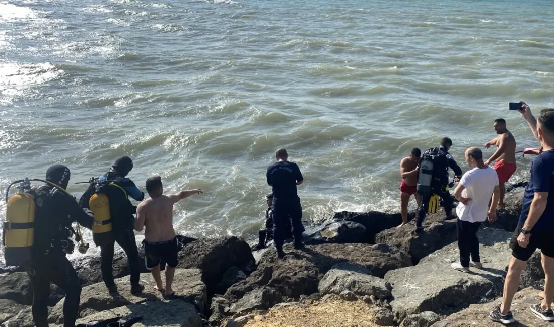 Yozgat’tan Samsun’a tatile giden 4 arkadaş serinlemek için denize girdi.