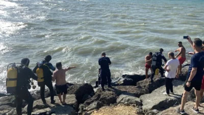 Yozgat’tan Samsun’a tatile giden 4 arkadaş serinlemek için denize girdi.