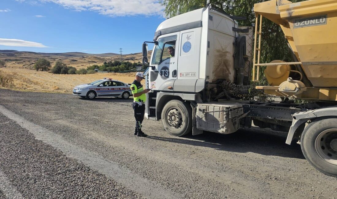 Yozgat İl Jandarma Komutanlığı ekipleri, yük ve yolcu taşımacılığı yapan