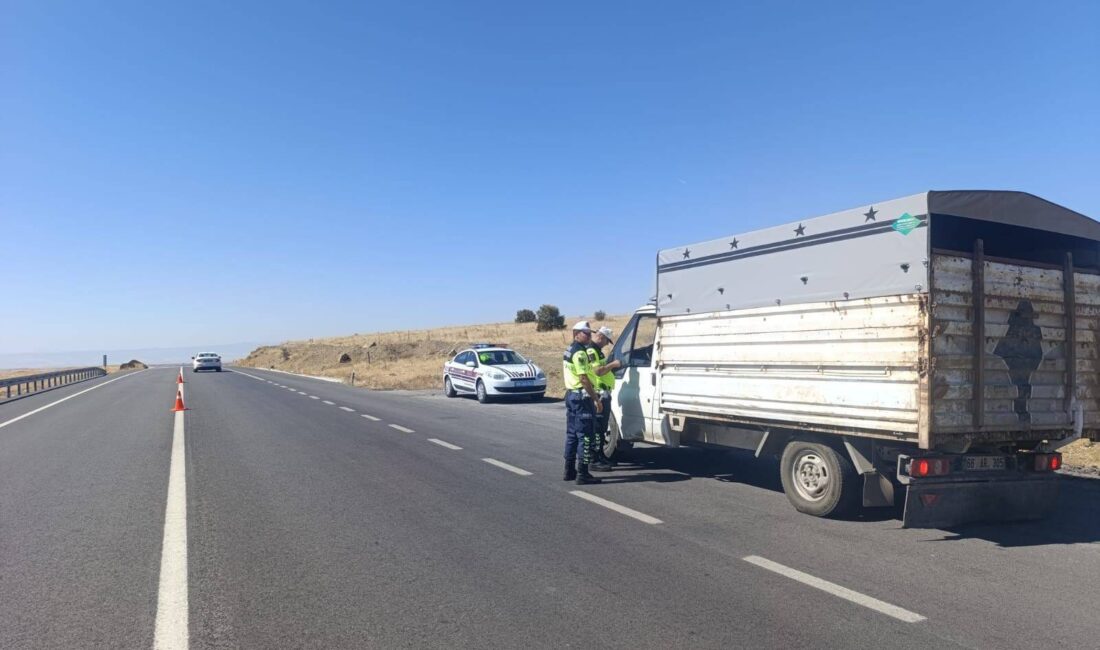 Yozgat İl Jandarma Komutanlığı ekipleri, yük ve yolcu taşımacılığı yapan