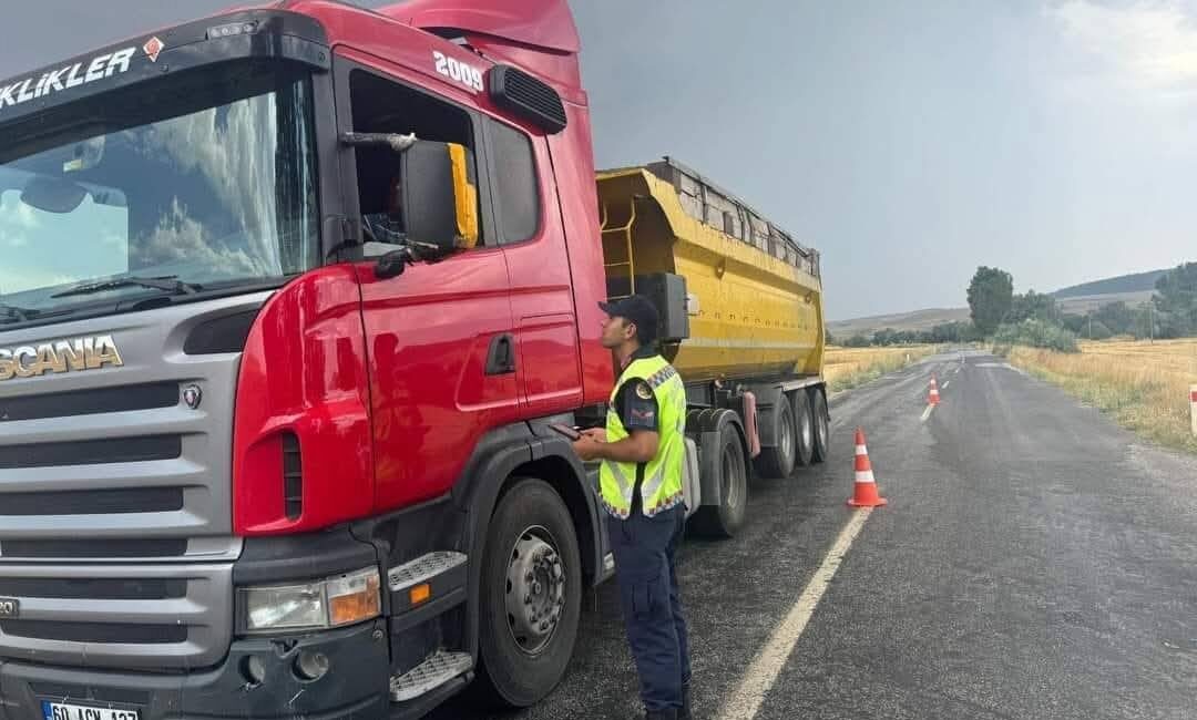 Yozgat Valiliği, yük taşıyan araçların aşırı tonajlı seyretmesinin yolların daha