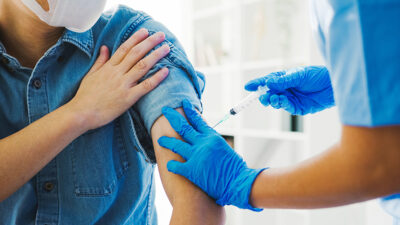 Türkiye’de kış aylarının yaklaşmasıyla birlikte grip aşısı gündemdeki yerini koruyor.