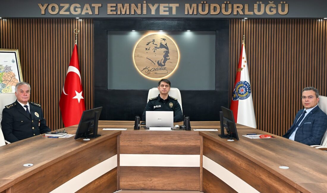 Yozgat İl Emniyet Müdürü Necmettin Koç, müdür yardımcılarıyla birlikte, Emniyet