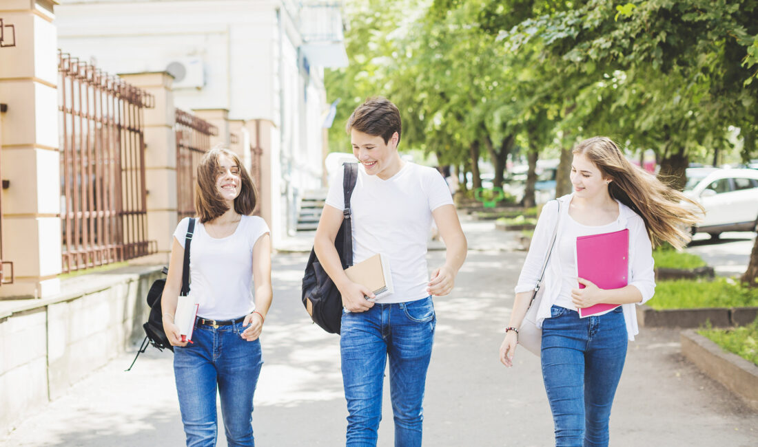 Gençlik ve Spor Bakanı Osman Aşkın Bak, üniversite öğrencilerinin merakla