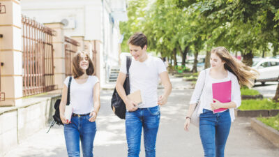Gençlik ve Spor Bakanı Osman Aşkın Bak, üniversite öğrencilerinin merakla