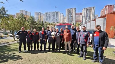 Hizmet-İş Sendikası Yozgat Şube Başkanı Ferman Zararsız, beraberinde sendika üyeleriyle