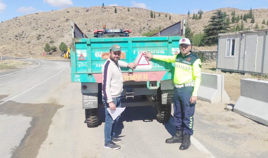 Şefaatli İlçe Jandarma Komutanlığı Trafik Jandarması ekipleri, ekin ekim sezonunun