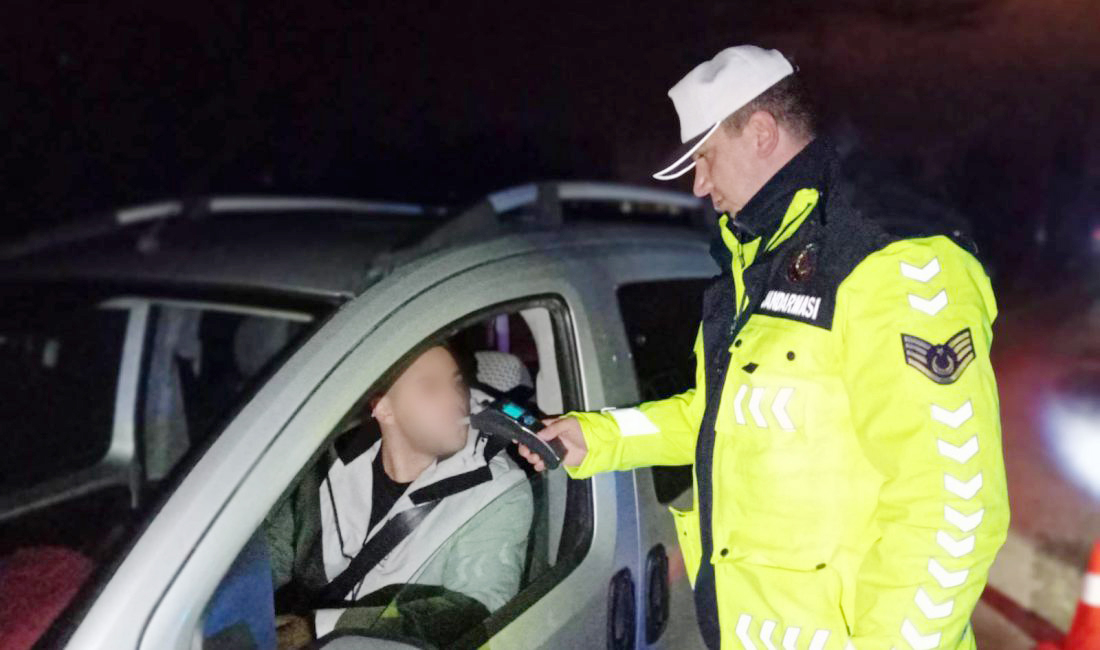 Yozgat’ın Akdağmadeni ilçesinde jandarma ekiplerince gerçekleştirilen trafik denetiminde bir sürücünün