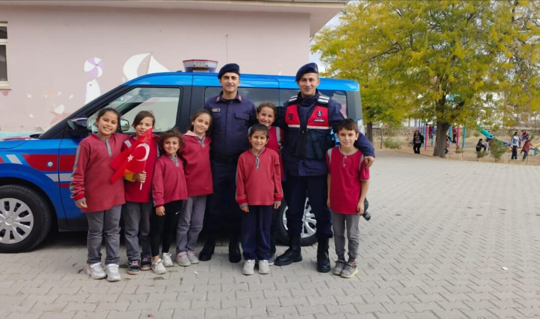 Yenifakılı ilçesinde jandarma ekipleri, Fehimli Köyü İlk ve Ortaokulu’nu ziyaret