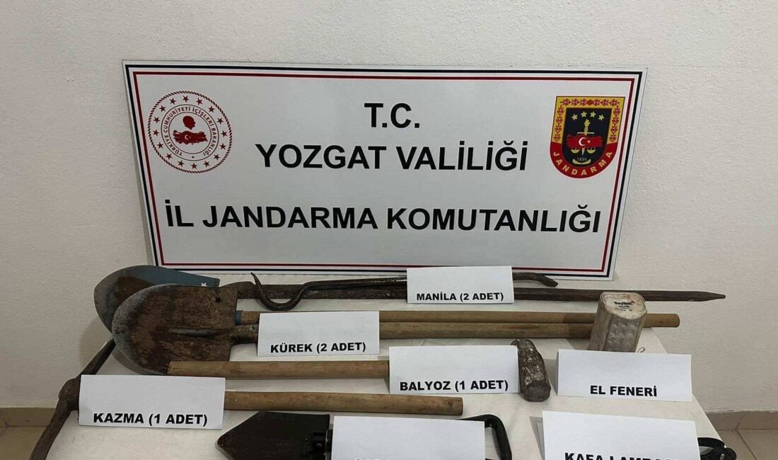 Jandarma ekipleri arazide define arayan baba ve oğlunu yakaladı.