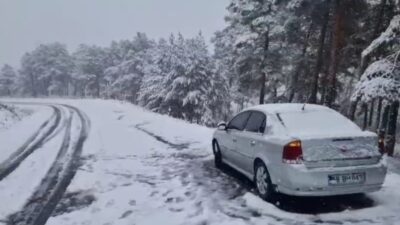 Akdağmadeni ilçesinde sabahın erken saatlerinde başlayan mevsimin ilk kar yağışı,
