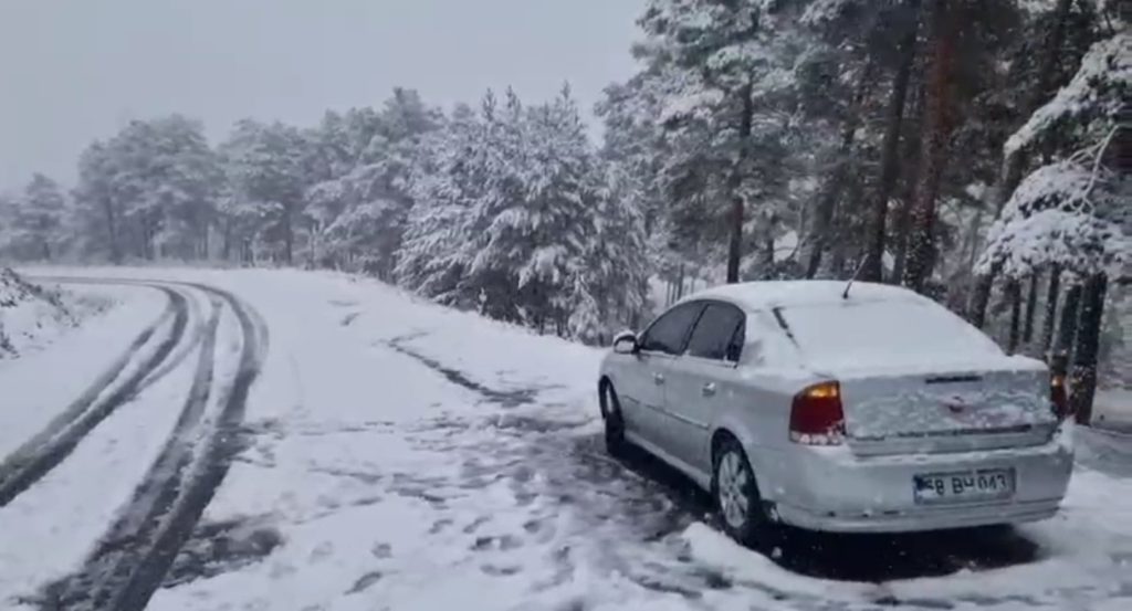 Akdağmadeni ilçesinde sabahın erken saatlerinde başlayan mevsimin ilk kar yağışı,