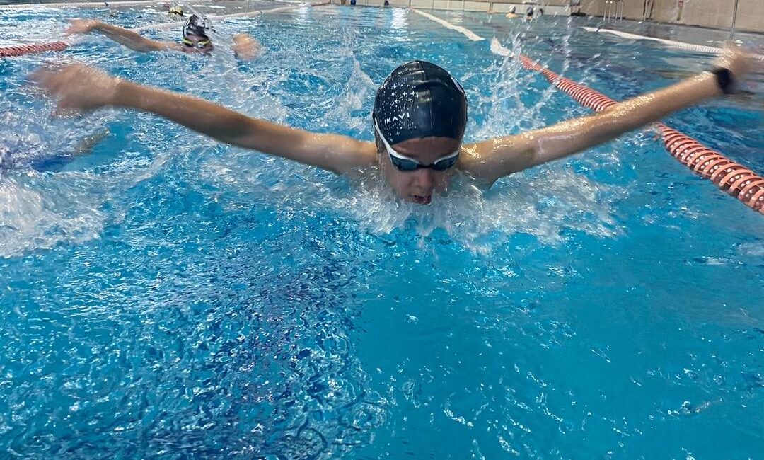 Yozgat’ta 29 Ekim Cumhuriyet Bayramı etkinlikleri kapsamında düzenlenen yüzme müsabakaları