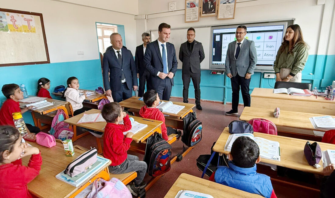 Sarıkaya Kaymakamı Mubin Demirkıran, ilçedeki Kayapınar İstiklal Ortaokulu’nu ziyaret etti.