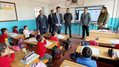 Sarıkaya Kaymakamı Mubin Demirkıran, ilçedeki Kayapınar İstiklal Ortaokulu’nu ziyaret etti.