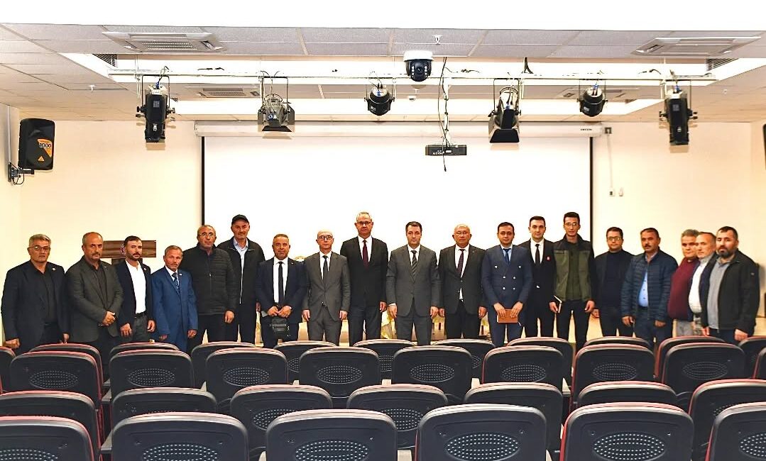 Sorgun Kaymakamı Abdurrezzak Canpolat, ilçedeki köy muhtarları ile toplantı düzenleyerek