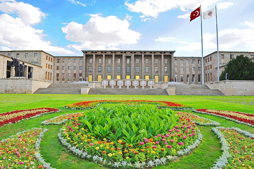 Belediyelere yönelik yolsuzluk ve rüşvet soruşturmalarının gündemdeki yerini koruması üzerine