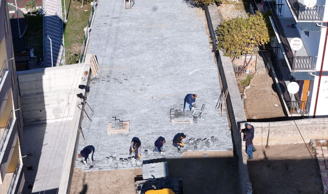 Akdağmadeni Belediyesi, ilçe genelinde yürüttüğü yol yapım ve yenileme çalışmalarına