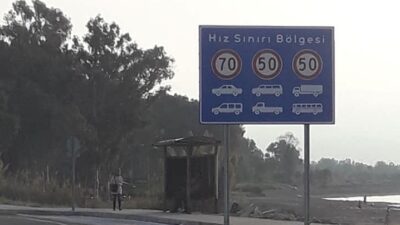 Son aylarda vatandaşların “tuzak tabela” olarak eleştirdiği hız uyarı levhalarıyla
