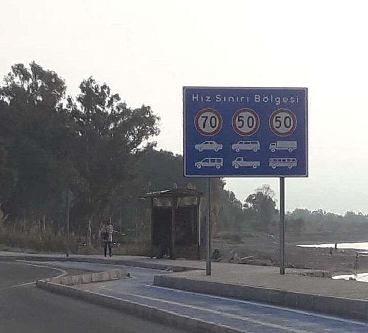 Son aylarda vatandaşların “tuzak tabela” olarak eleştirdiği hız uyarı levhalarıyla