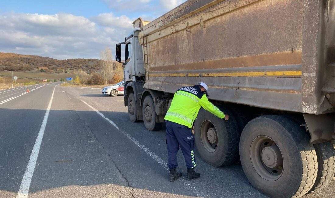 Akdağmadeni İlçe Jandarma Komutanlığı Trafik Jandarması timleri, ilçe genelinde yük