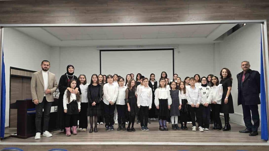 Yozgat’ta görev yapan müzik öğretmenleri Belgüzar Akgül, Kübra Mutlu ve