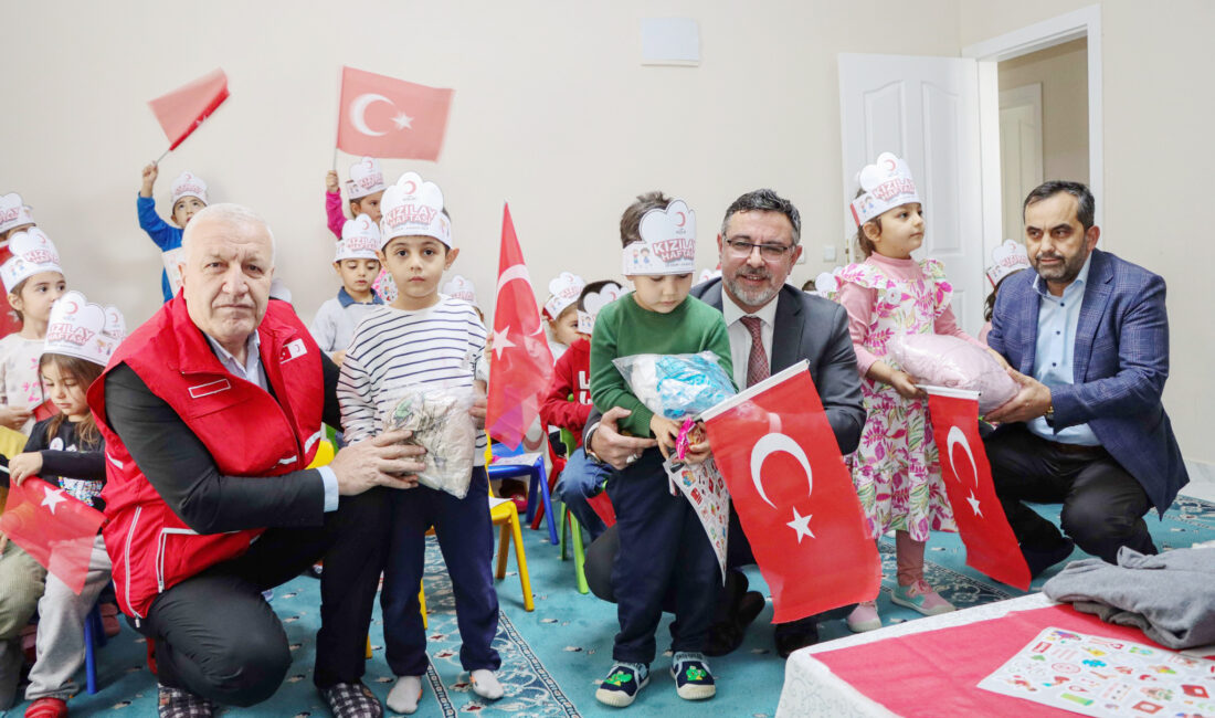 Yerköy Belediye Başkanı Fatih Arslan, Türk Kızılayı Haftası kapsamında, Türk