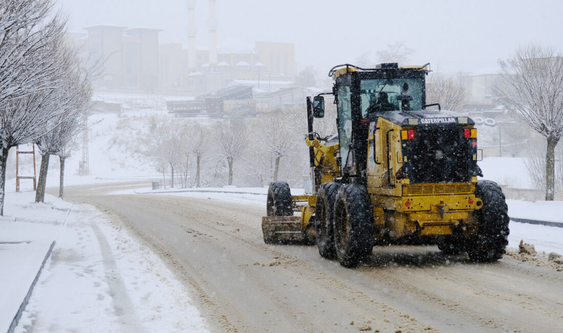 Akdağmadeni’nde etkisini artırarak sürdüren yoğun kar yağışına karşı belediye ekipleri