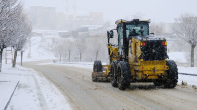 Akdağmadeni’nde etkisini artırarak sürdüren yoğun kar yağışına karşı belediye ekipleri