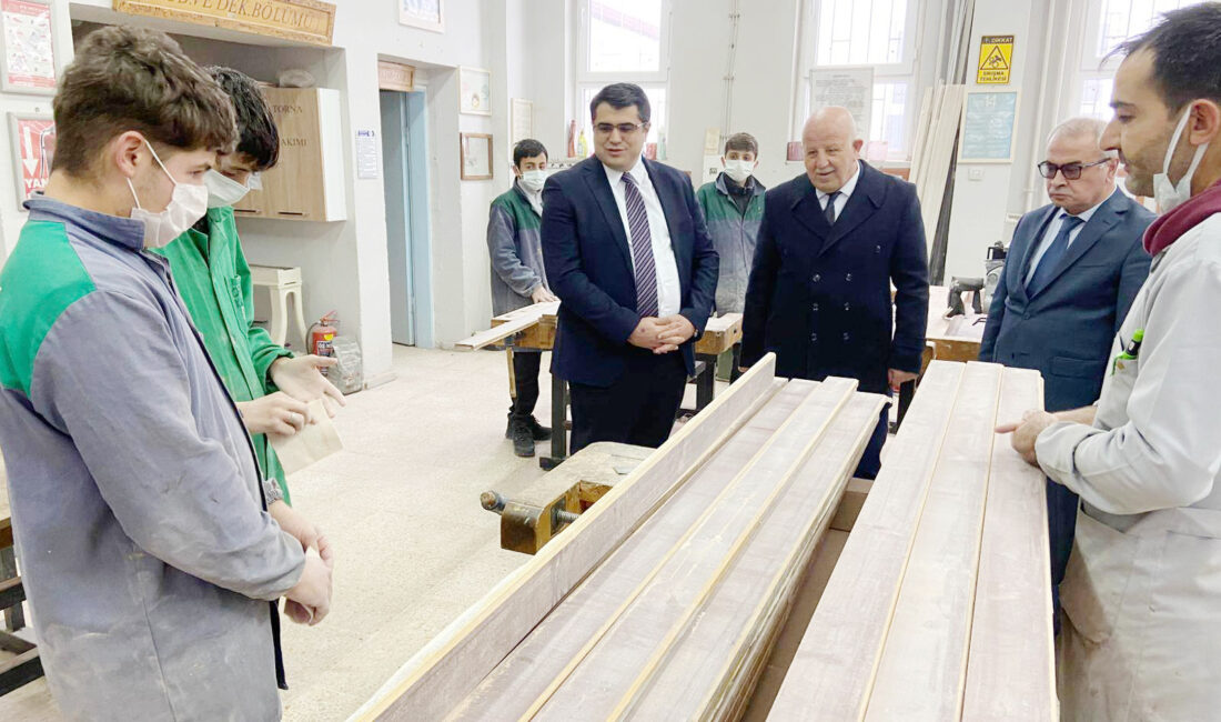 Akdağmadeni Kaymakamı Cafer Kaymakçı, İlçe Milli Eğitim Müdürü Ersoy Ceylan