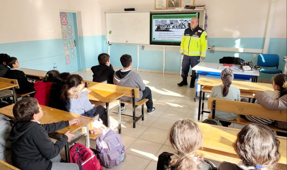 Aydıncık İlçe Jandarma Komutanlığı Trafik Jandarması ekipleri, ilçede ilk ve