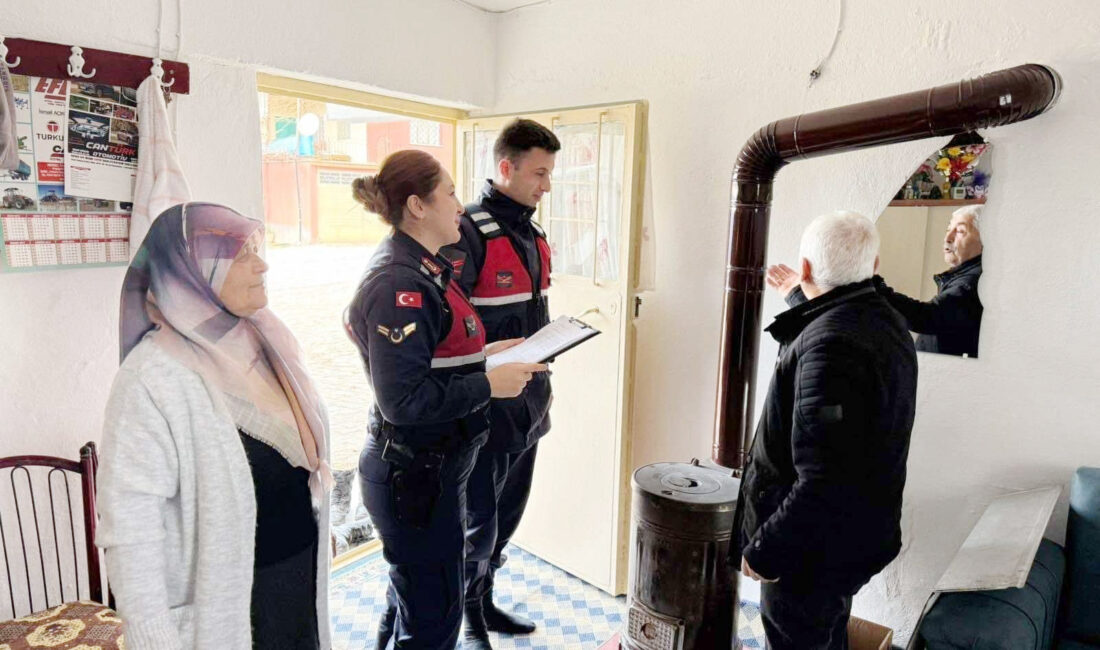 Çayıralan İlçe Jandarma Komutanlığı ekipleri kış mevsiminin başlamasıyla birlikte soba