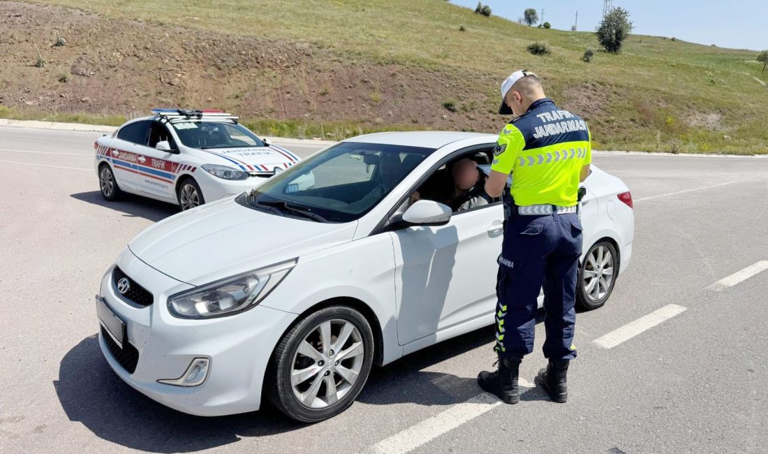 Akdağmadeni İlçe Jandarma Komutanlığı Trafik Jandarması ekiplerince yapılan denetimlerde, sürücü