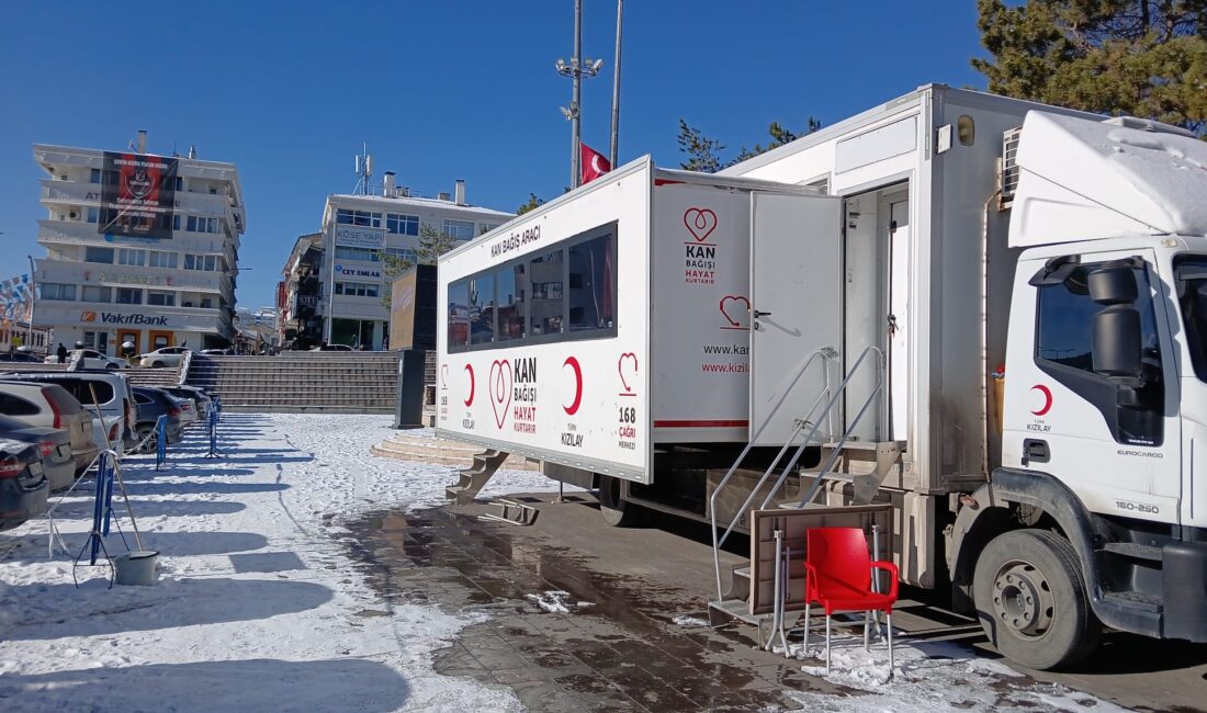 Türk Kızılay Yozgat Kan Merkezi tarafından Yozgat Cumhuriyet Meydanı’nda sürdürülen